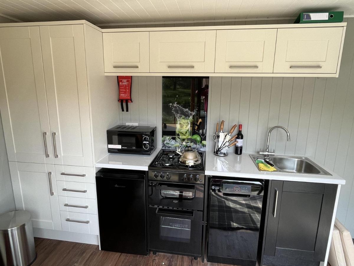 Oak Boutique Lodge Includes Hot Tub Air Con & Dog 요크 외부 사진